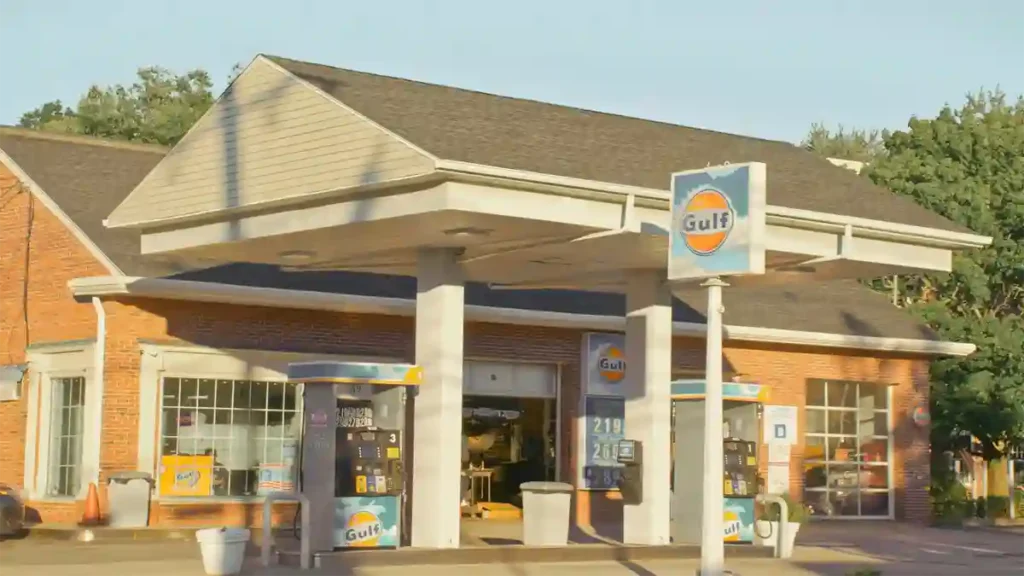 Gulf skylines with business professionals and digital growth charts.